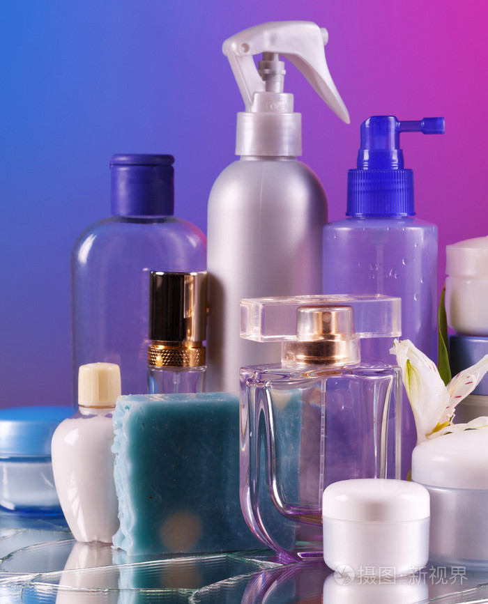 精致细节 化妆品瓶的商业摄影与家居美学